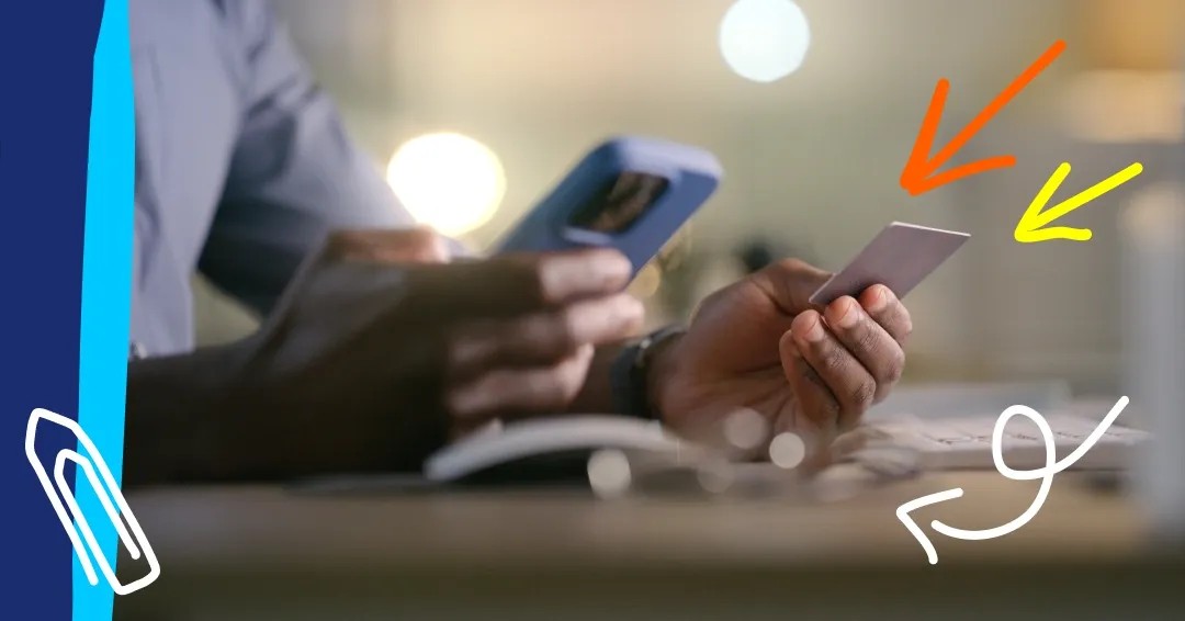 Uomo controlla lo smartphone